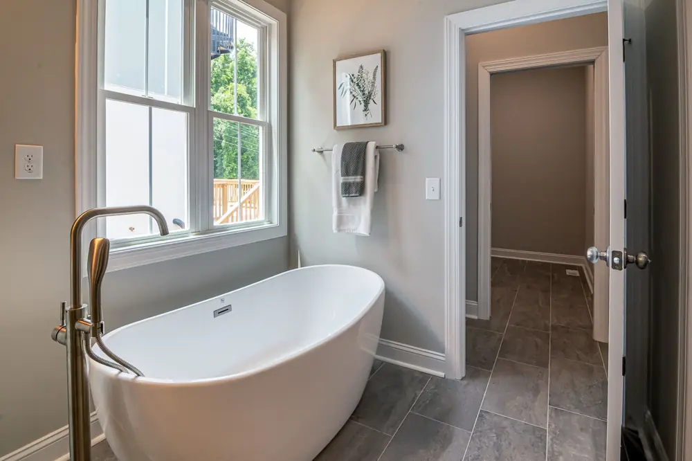 Freestanding vs Built-In Tub Cost - Freestanding Soaking Tub vs Built-In Cost Comparison UK